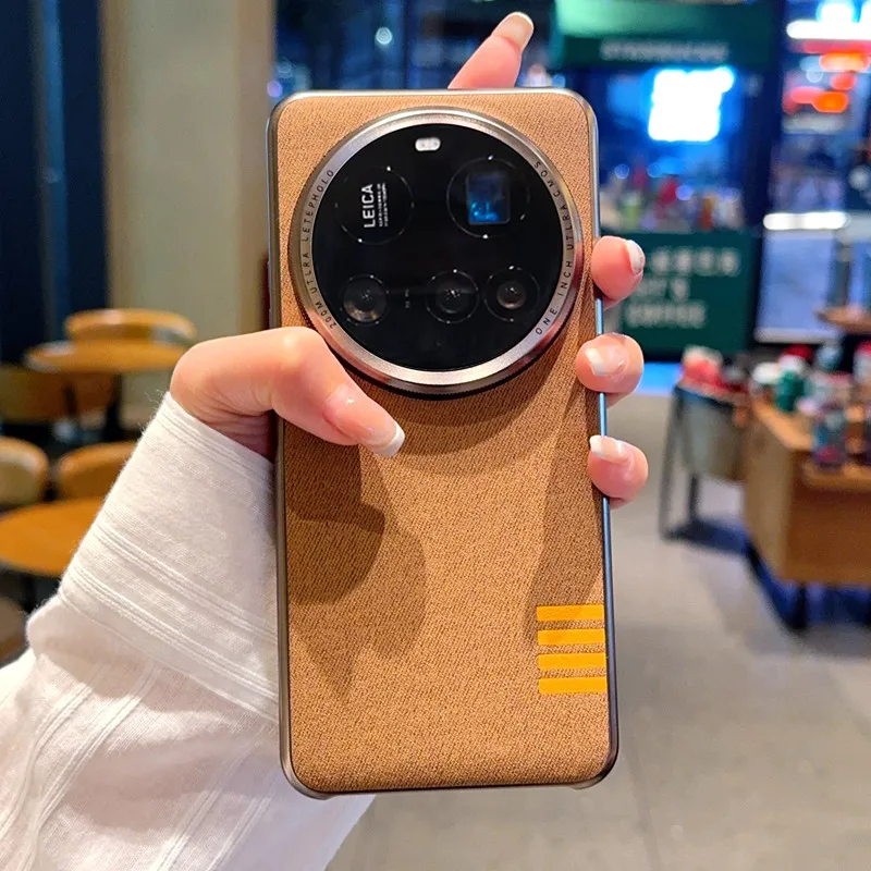 حافظة لهاتف Xiaomi 15 Ultra بتصميم كلاسيكي ناعم الملمس من القماش بإطار معدني مرتفع وعدسة الكاميرا وغطاء فضي بألوان متباينة