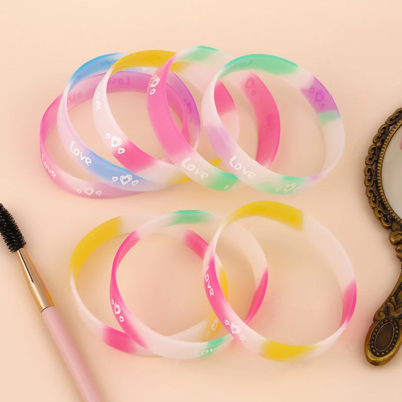 FLOLA 10pcs Luminous Heart Silicone Bracelets Candy Color Love Letter Sport Rubber Wristband Bracelet Bangle Jewelry brtc40