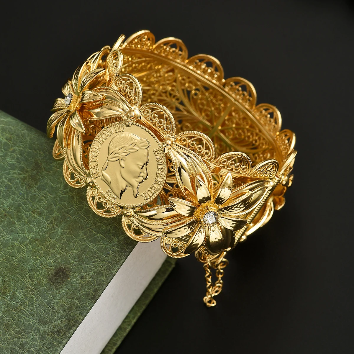 

Retro Court-Style Handcrafted Heavy-Weight Exquisite And Magnificent Hollow-Carved Figurine With Floral Patterns Bracelet