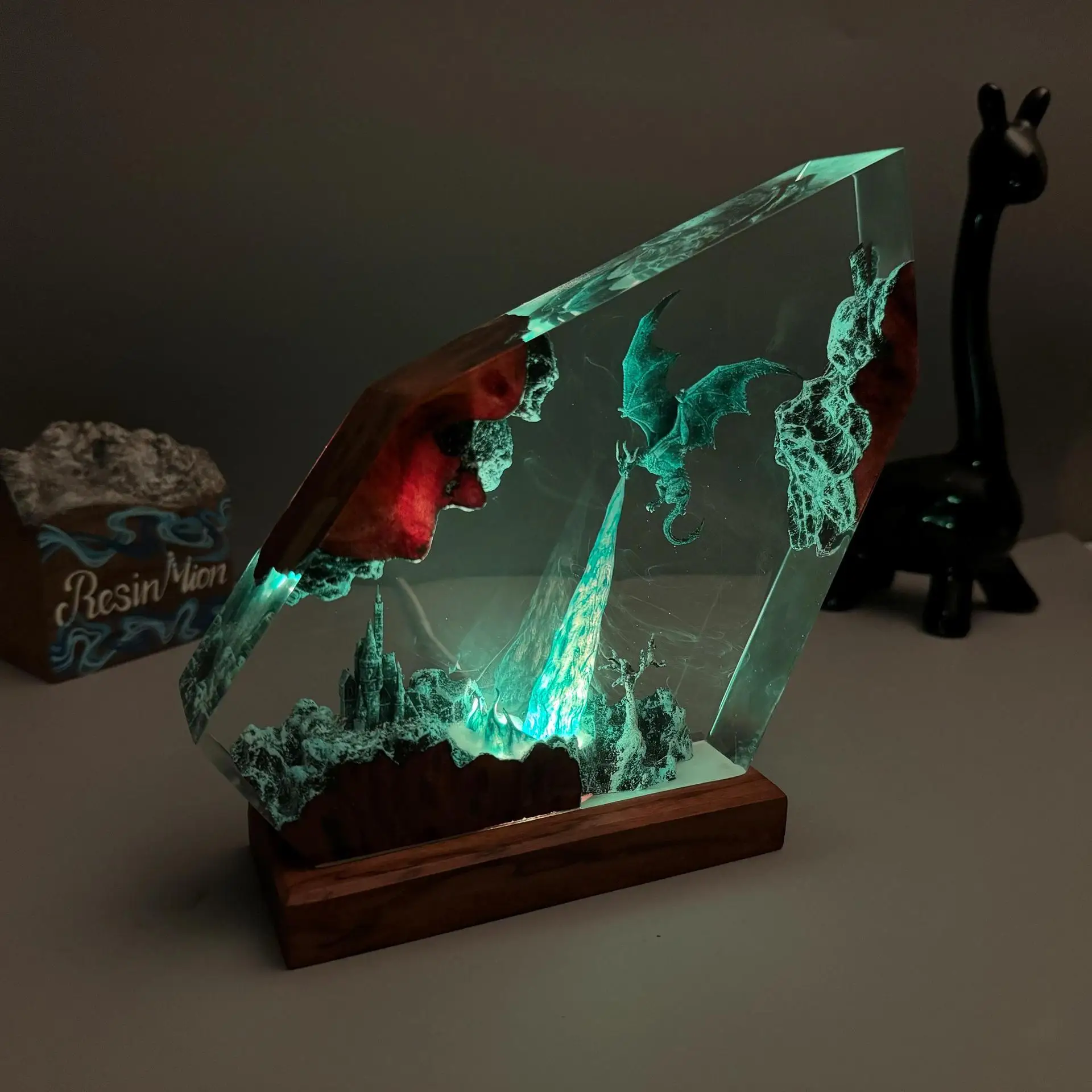 โคมไฟเรซิ่น Ice Dragon Theme Night Light Creative Art ตกแต่ง Magic World Dragon ภูมิทัศน์ตารางโคมไฟชาร์จ USB