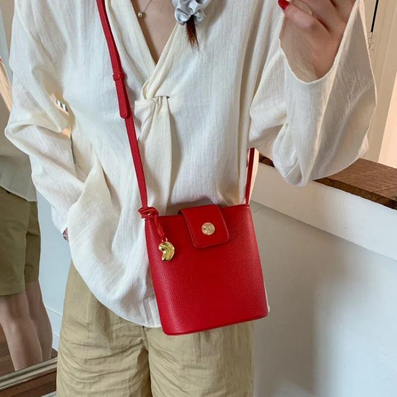 

Famous Designer Leather Shoulder Bag For Ladies, Elegant With Magnetic Closure, Timeless Appeal