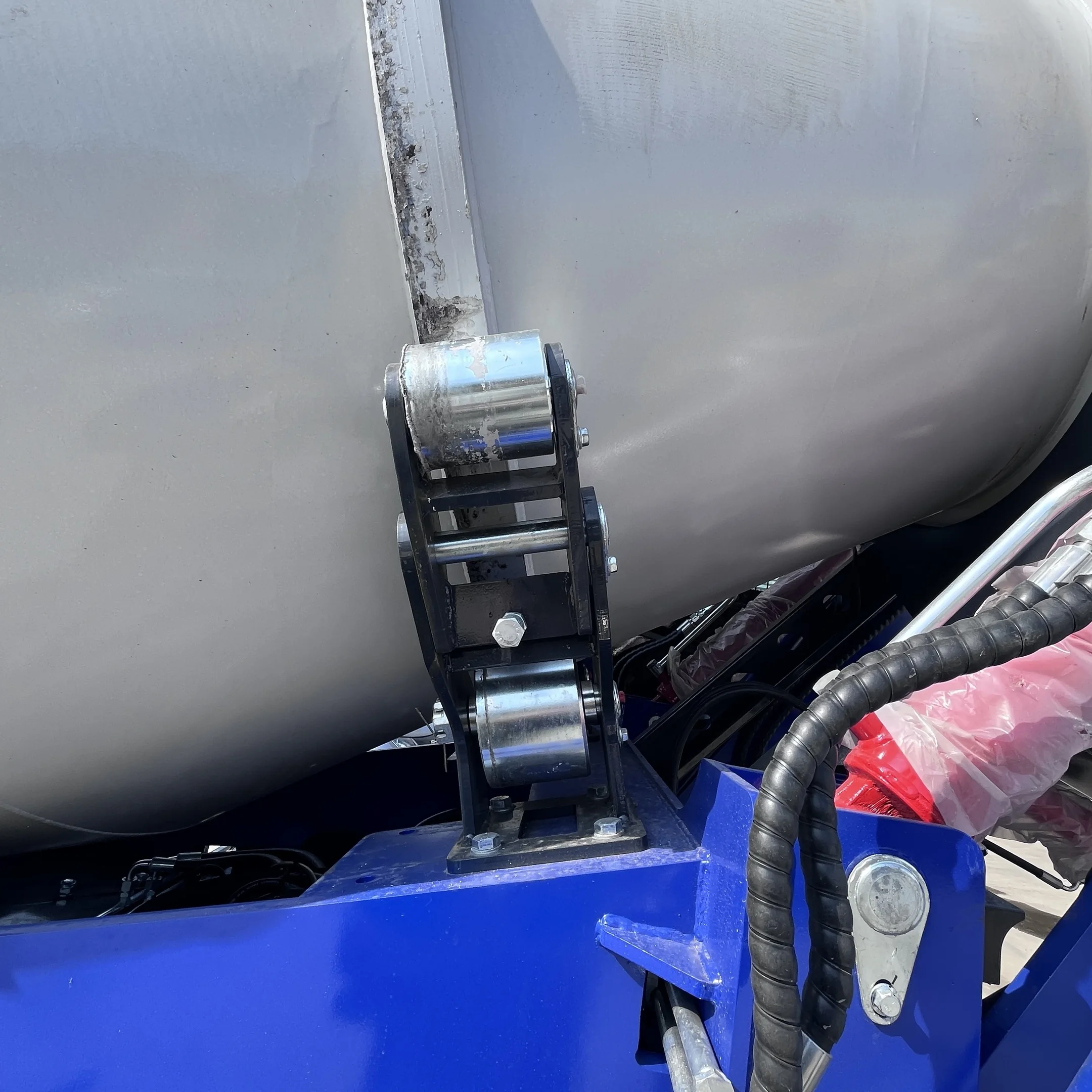 Un nouveau camion mélangeur de béton mobile d'une capacité de 3,5 mètres cubes le bétonnière auto-installée de la marque chinoise Nicosail