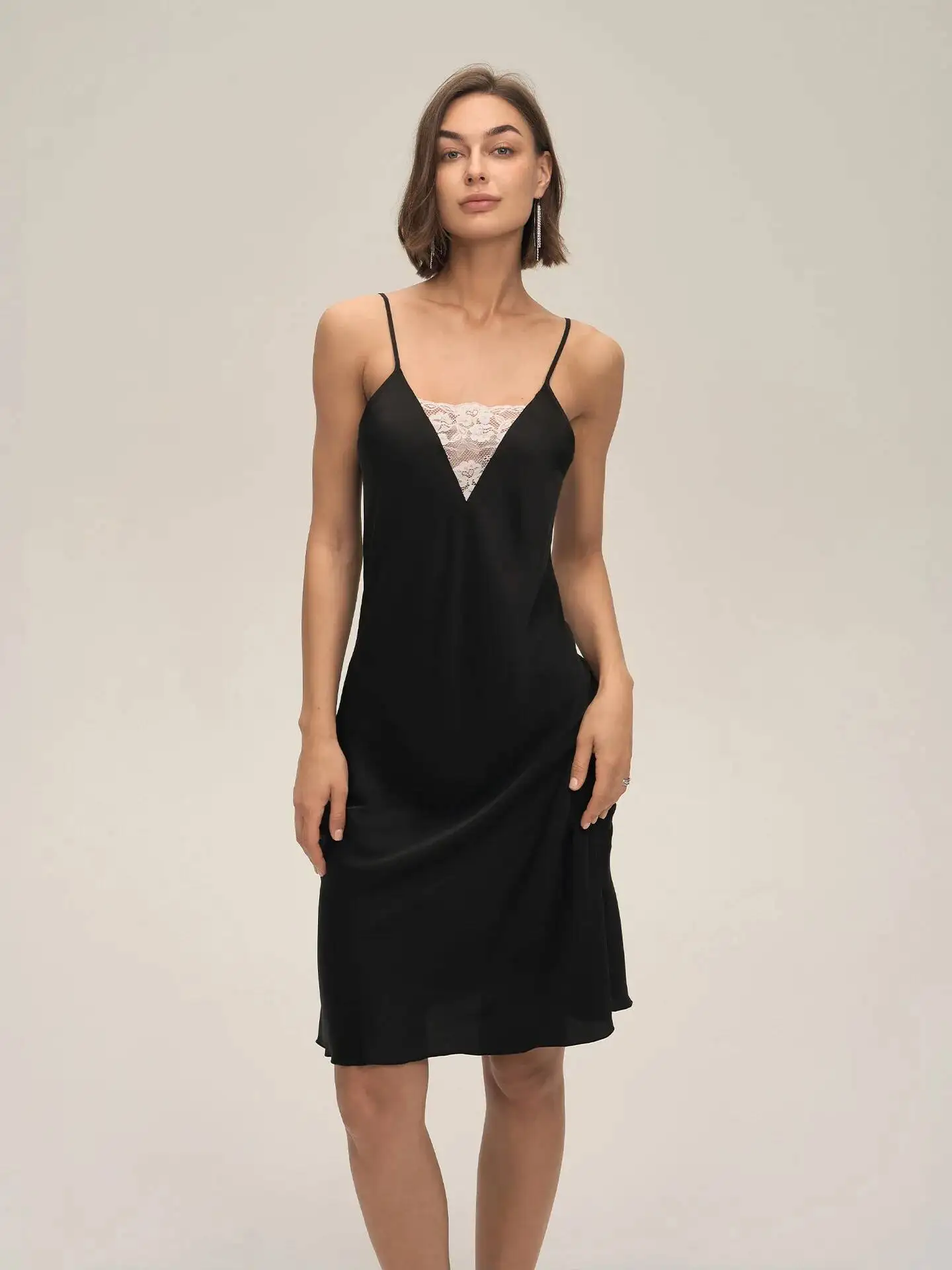 新しい女性の夏のパジャマサテンシフォンホームウェア胸レースパッチワークセクシーなストラップバックレスソリッドカラーミニドレスチャーミング T4PD