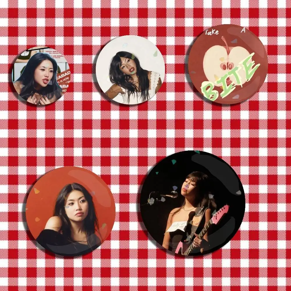 Singer B-Beabadoobee Badge Stage Brooches on Backpack Clothes Handmade Round Enamel Pins for Jewelry Gift Bag Accessory