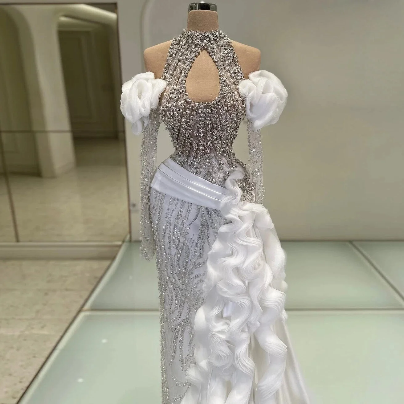 Image 3: Robe de soirée blanche de luxe, encolure ajourée, ornée de perles et de strass, bords à volants, manches trois-quarts, robe de soirée.