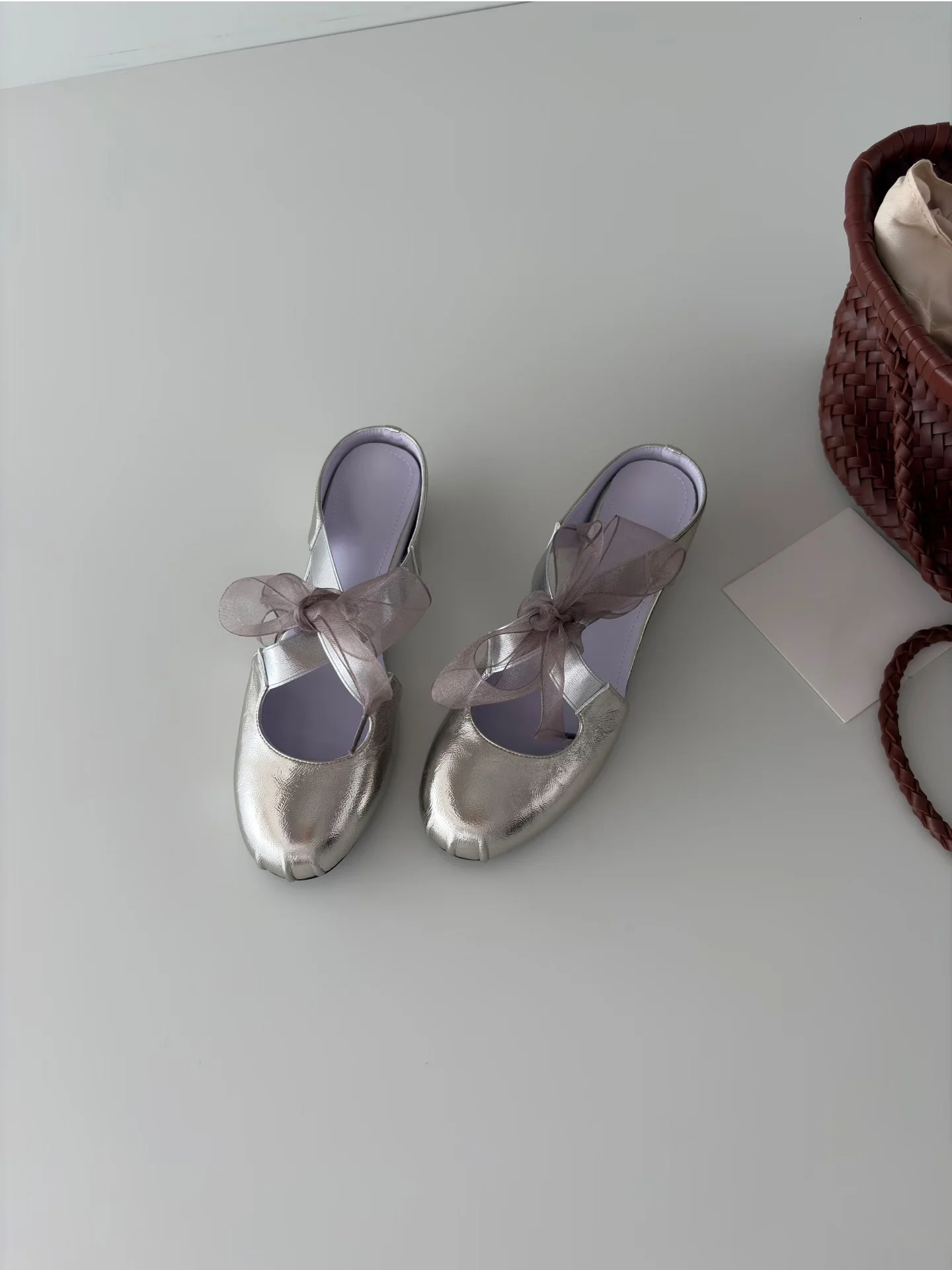 chaussons-a-enfiler-style-ballerine-en-peau-de-mouton-ajouree-en-dentelle-argentee-chaussures-sabots-a-semelle-couverte-pour-femme-rehaussant-la-hauteur