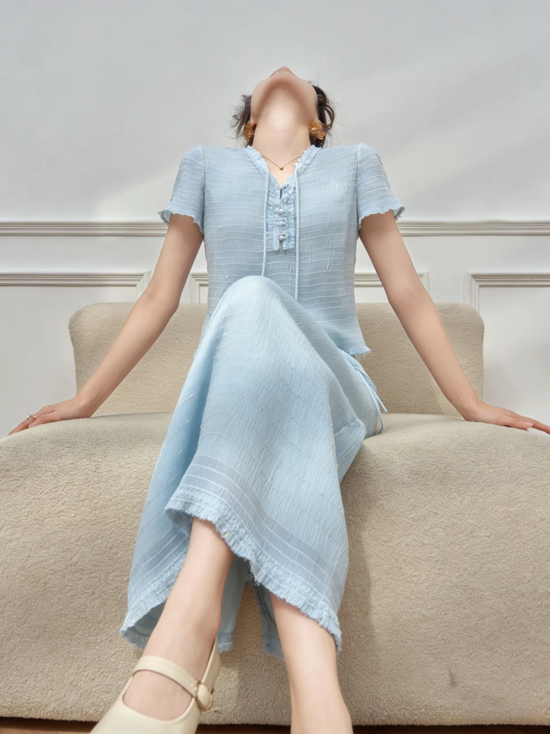 

Blue Beaded Texture V-Neck Short Sleeve Top And High Waist Skirt Set Women's Unique Beautiful Early Summer 2026 New Fashion