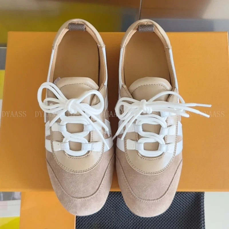 2025 موضة النساء أحذية رياضية مسطحة جلدية بسيطة تألق الخرز الترتر الراحة دائم أحذية مشي اليومية حذاء بدون كعب الرياضة