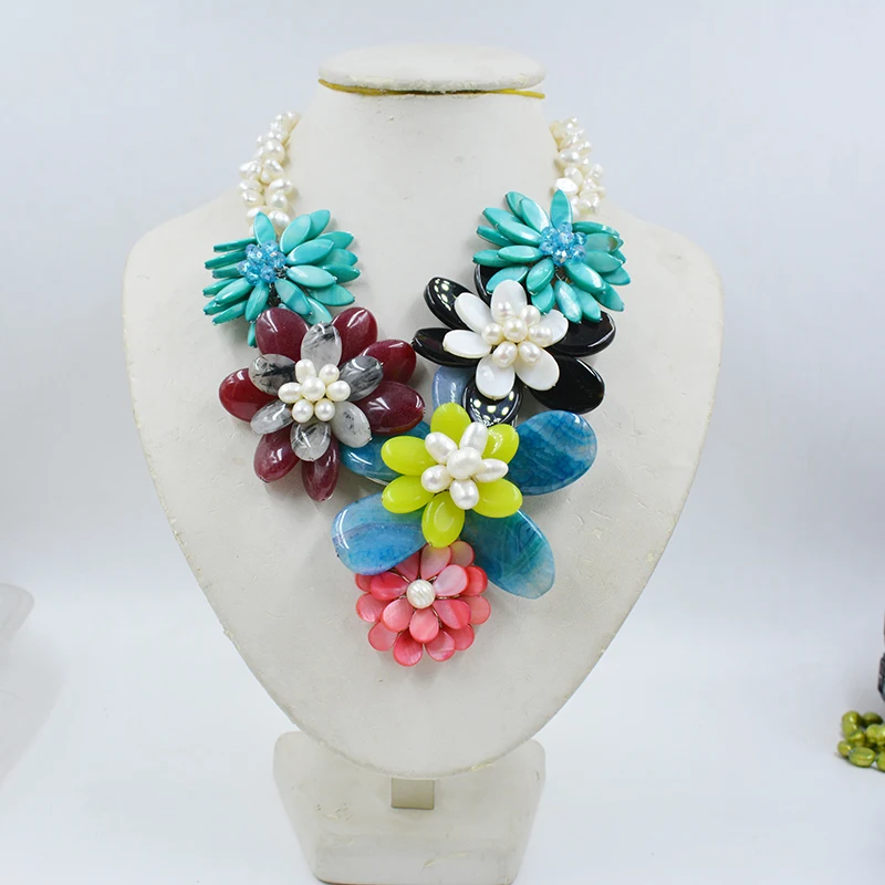 Exquisite. charm   Shell /Semi-precious stones   Bride Wedding. Flower necklace 20