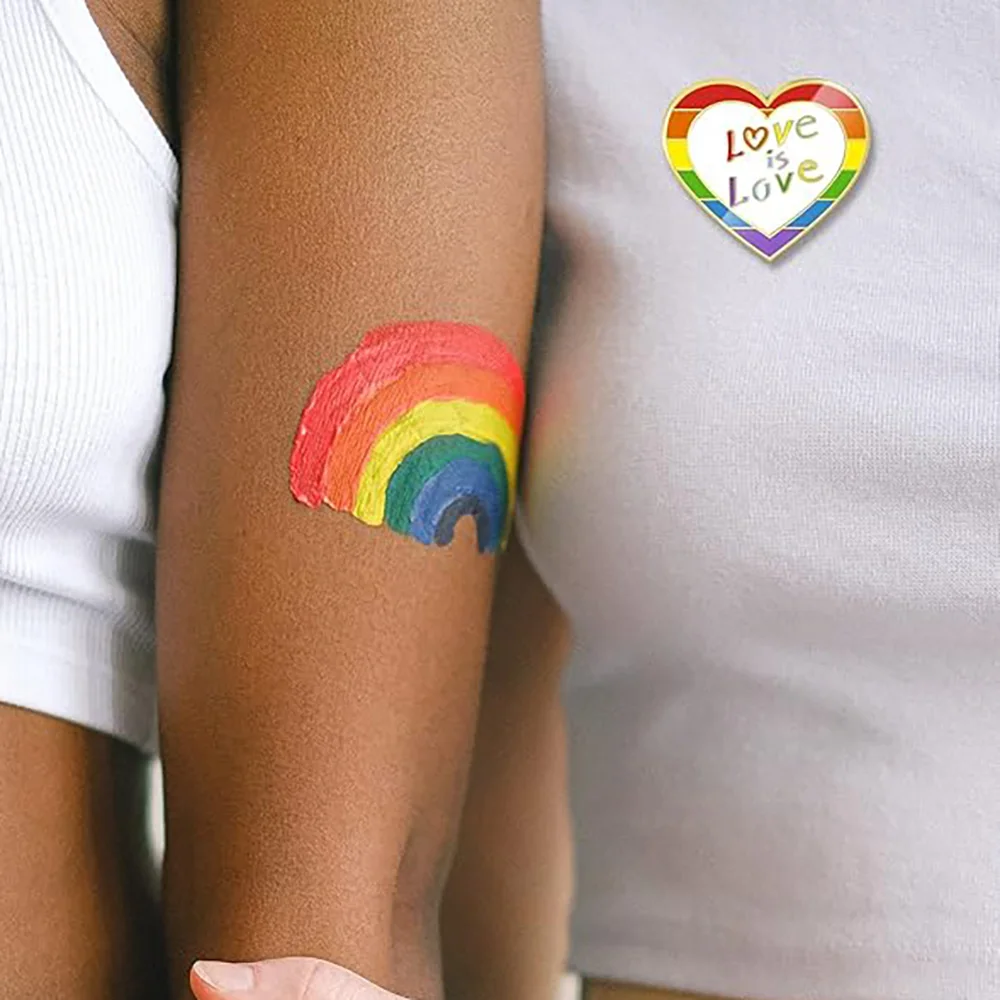 LGBT فخر قوس قزح القلب المينا دبابيس بروش الحب هو الحب شارة المثليين بروش الملابس حقيبة اكسسوارات مجوهرات هدايا