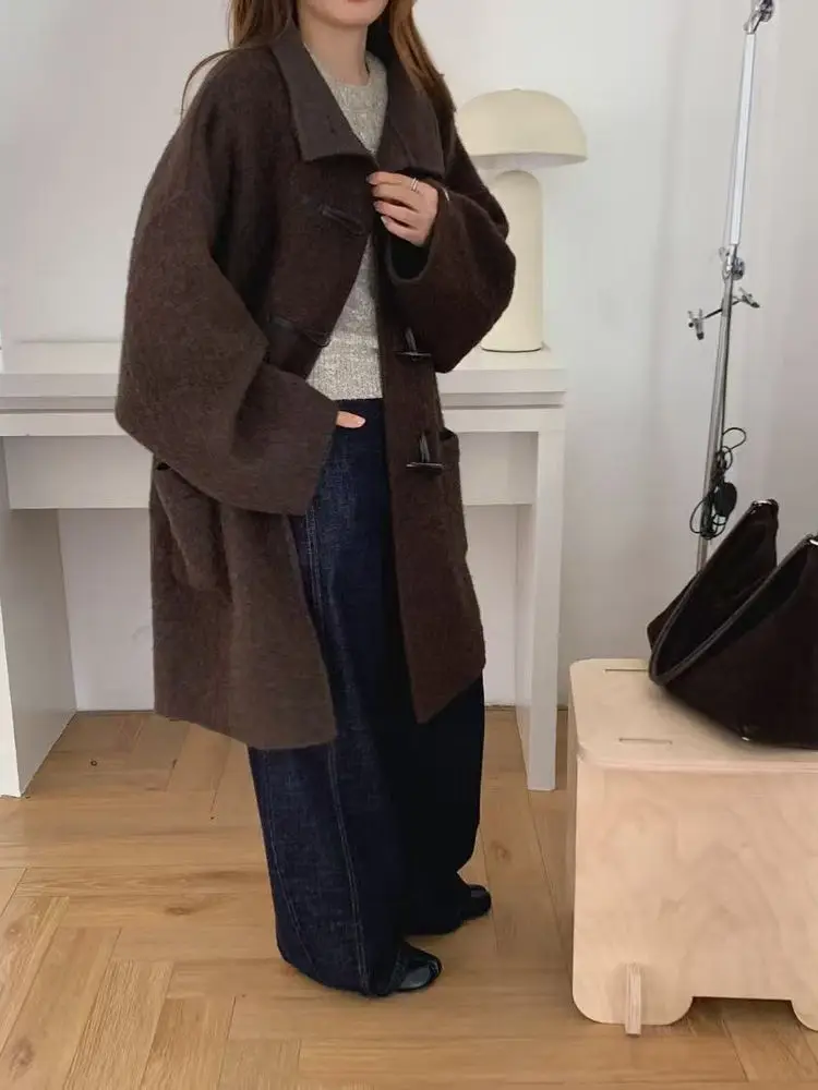 เสื้อโค้ทขนสัตว์สองด้านแบบใหม่สำหรับผู้หญิง คอตั้ง ทรงหลวม ความยาวปานกลาง ติดกระดุมเขาสัตว์ สไตล์ลำลอง สีพื้น