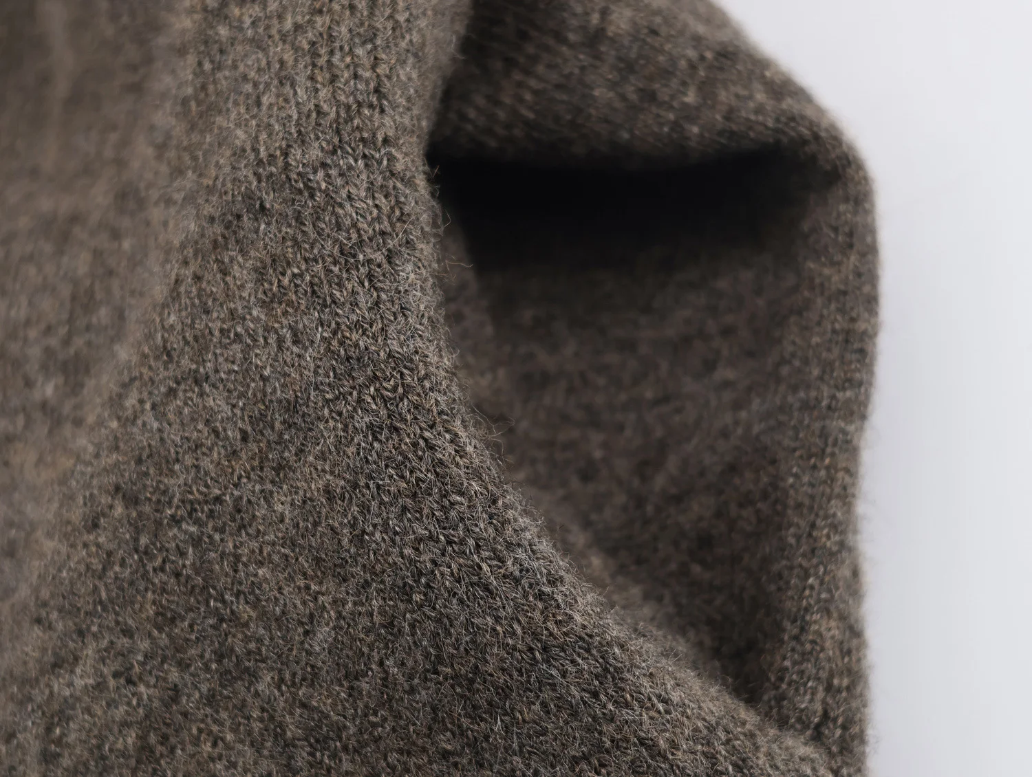 Europäischer und amerikanischer Stil Winter neue Damenbekleidung fauler Stil Retro passender Schal gestrickter Kurzmantelpullover