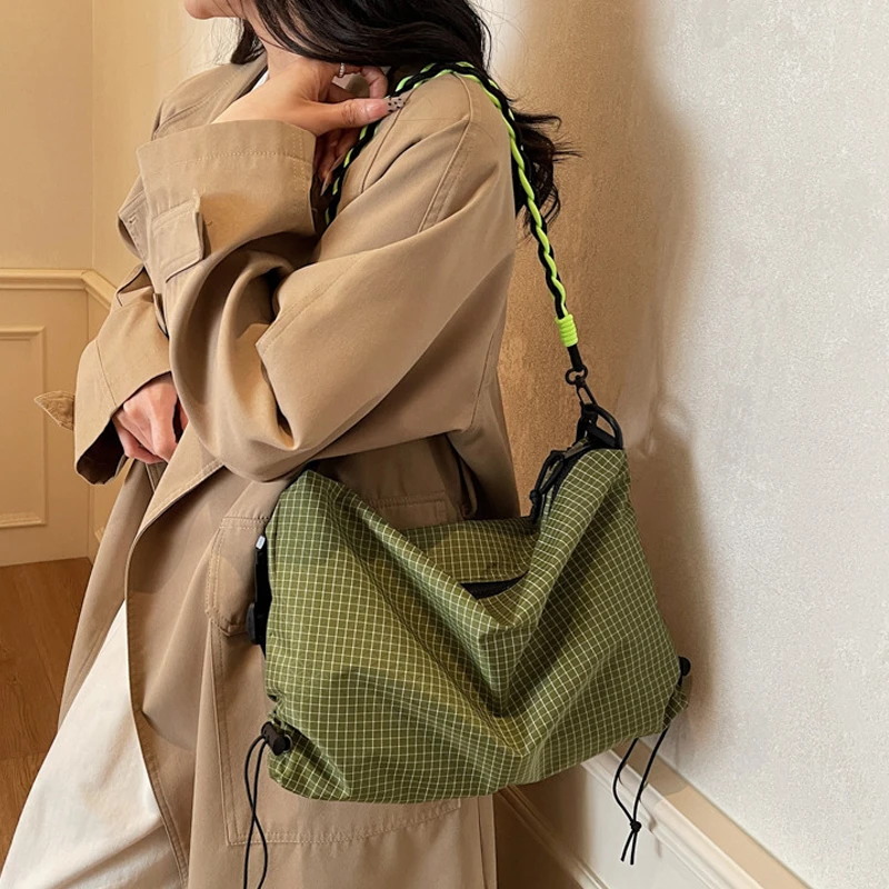 Lässige, karierte, wasserdichte Stoff-Umhängetasche, leichte Reisetasche für Damen, vielseitige Crossbody-Tasche – Detail 11