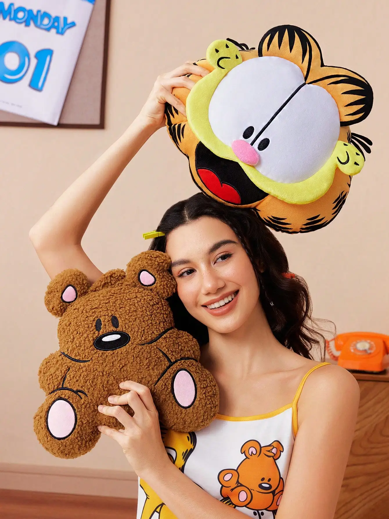 غارفيلد |   SHEIN قطعة واحدة من وسادة رمي القطيفة الكرتونية اللطيفة، نسيج ناعم ومريح، مناسب للغرفة والسيارة والأريكة