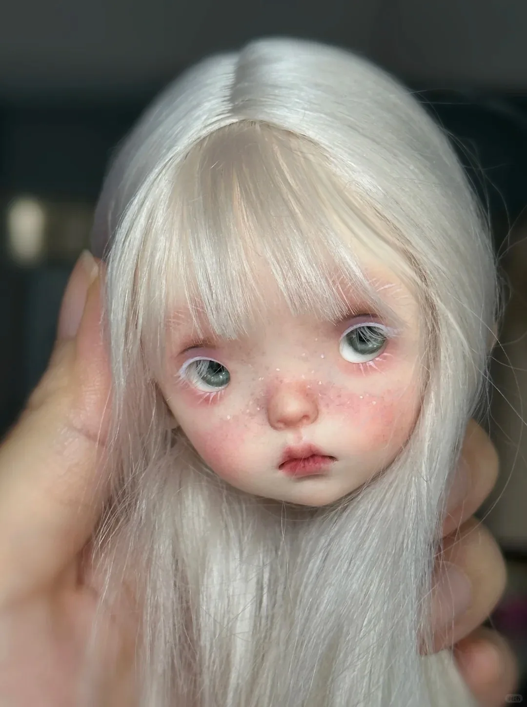 

1/6 Масштаб SD BJD Кукла Темный макияж Голова - Белый цветок Синие бобы Элегантная девушка Игрушка из смолы Подарок Просто голова Коллекционная фигурка