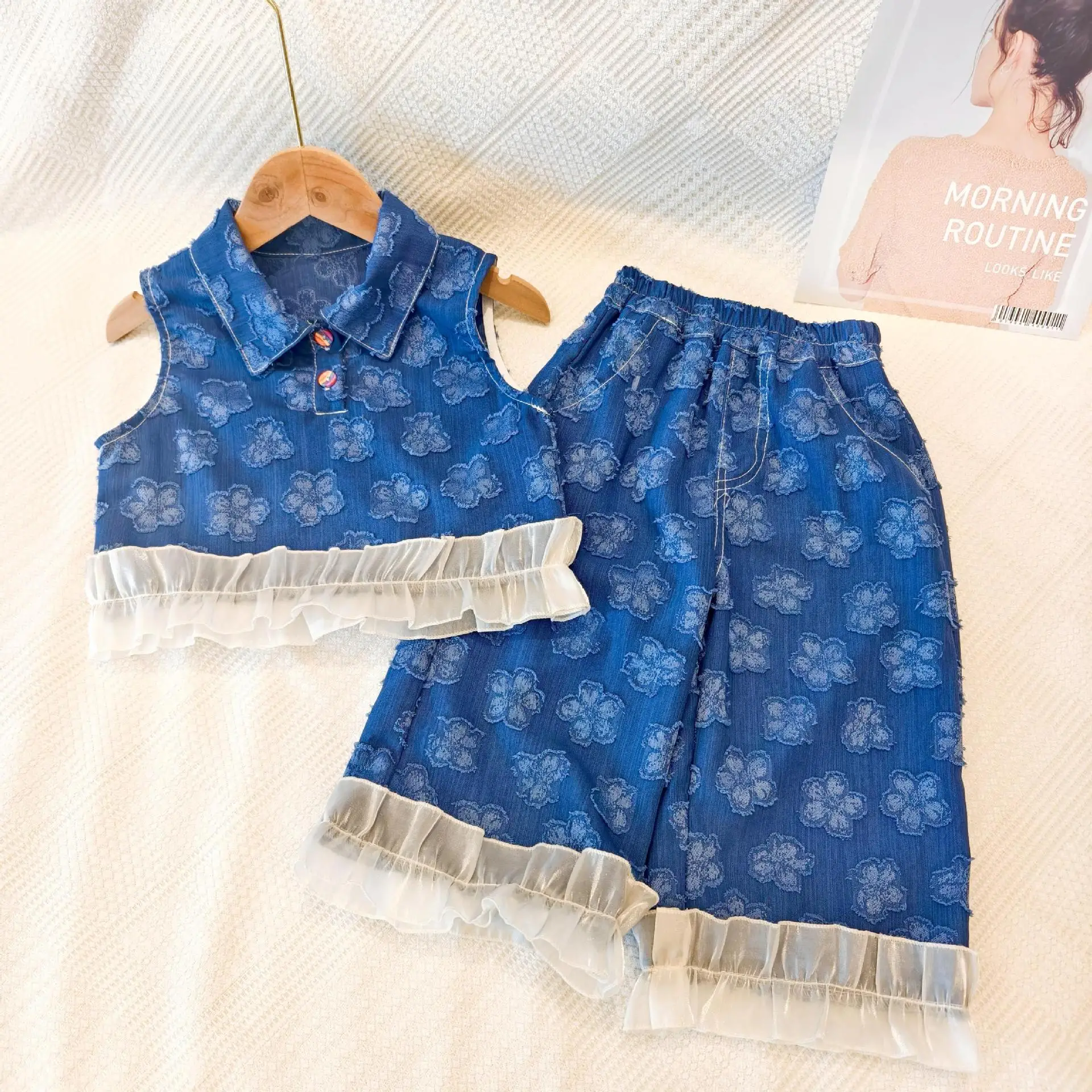 

Лето 2025 г., милый жаккардовый топ на бретелях и брюки девять центов, комплект из двух предметов, модный для девочек