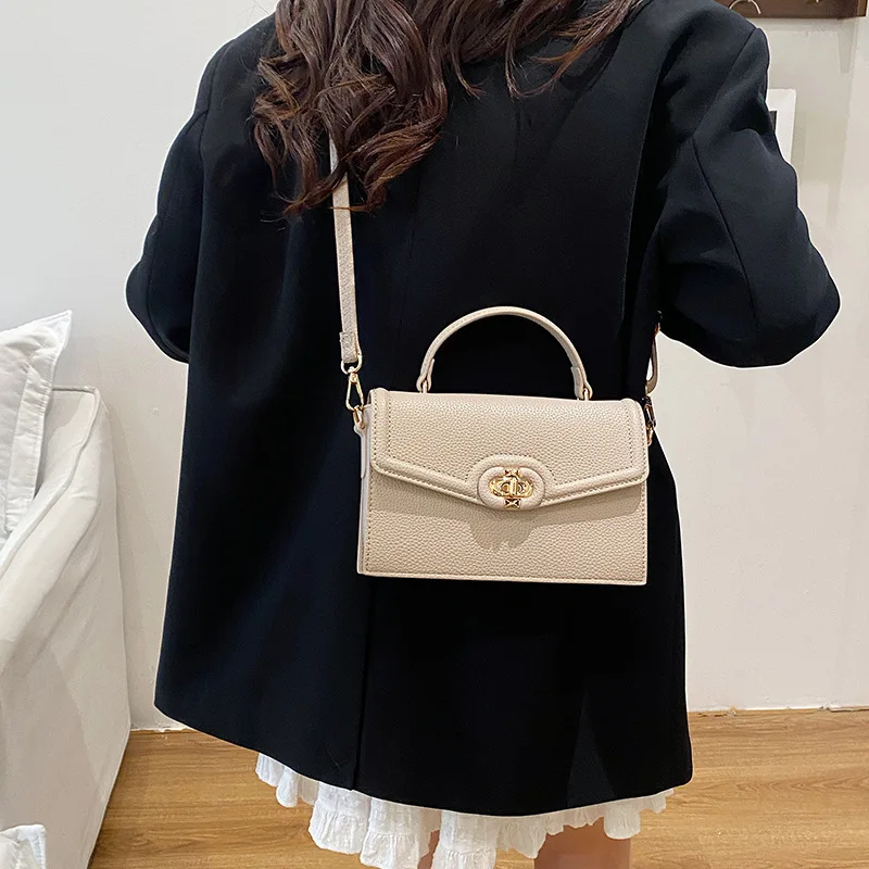 กระเป๋าสะพายข้าง กระเป๋าถือ แฟชั่นใหม่ สไตล์ยุโรปและอเมริกา ย้อนยุค เหมาะสำหรับการเดินทางอเนกประสงค์ สะพายไหล่เดียว ทรงสี่เหลี่ยมเล็ก กระเป๋าผู้หญิง