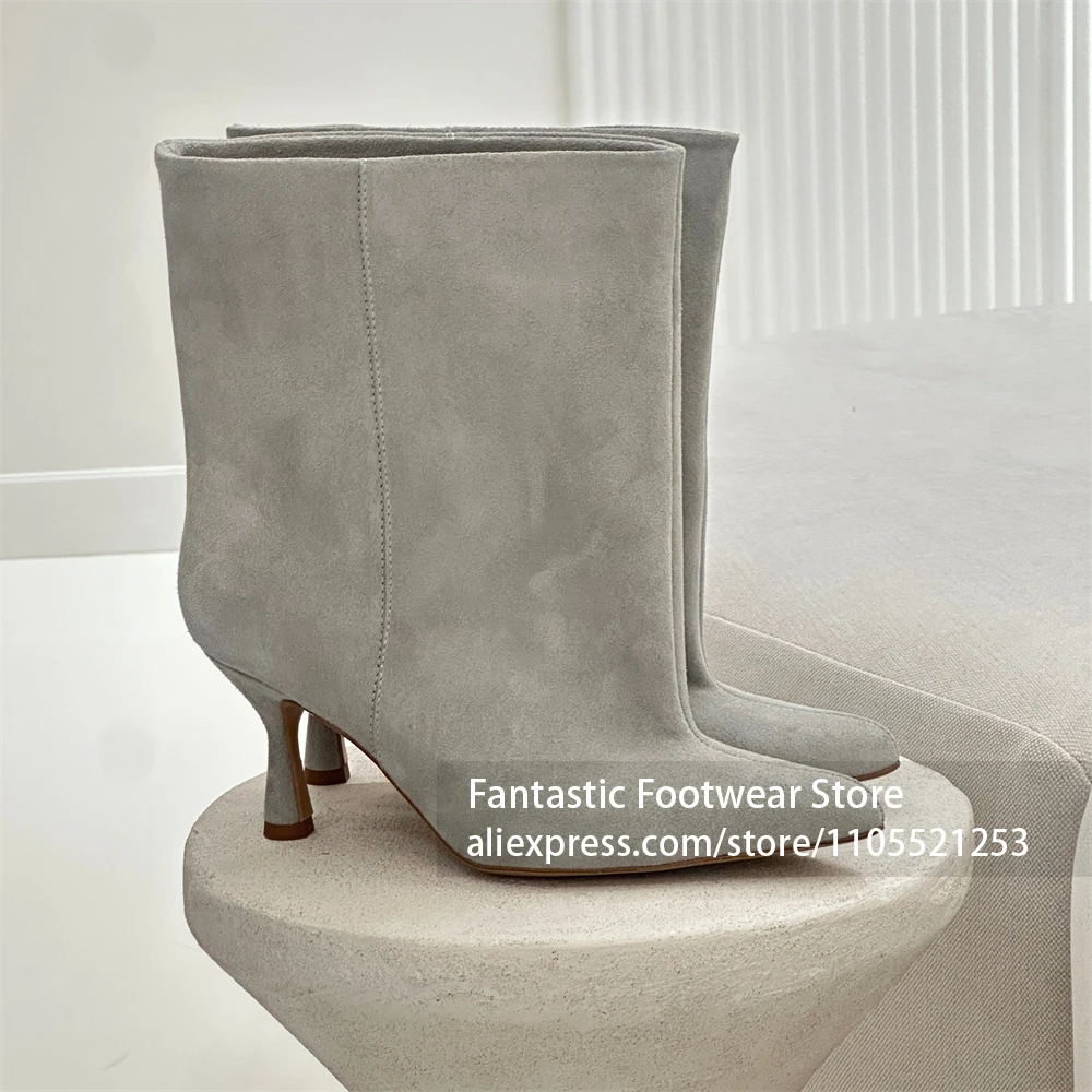 Leichte Stiefel aus weichem Wildleder mit Slip-On-Design, elastischem Schaft, spitzer Zehenpartie und Wildleder-Knöchelhöhe für den Alltag.