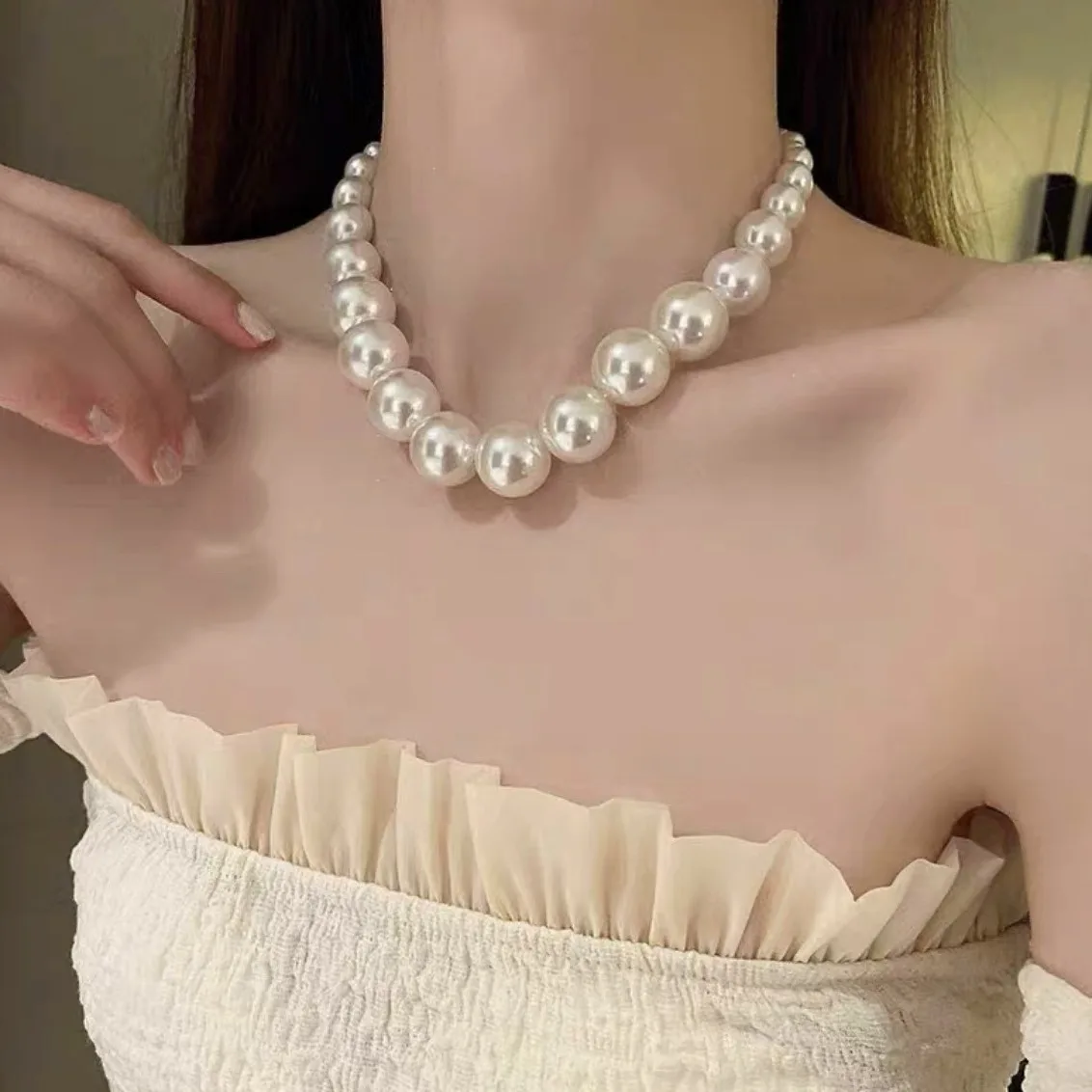

Exaggerated Large Pearl Necklace Women's High Sense Light Luxury Niche Collarbone Chain 2024 New Ins Wind Neck Chain