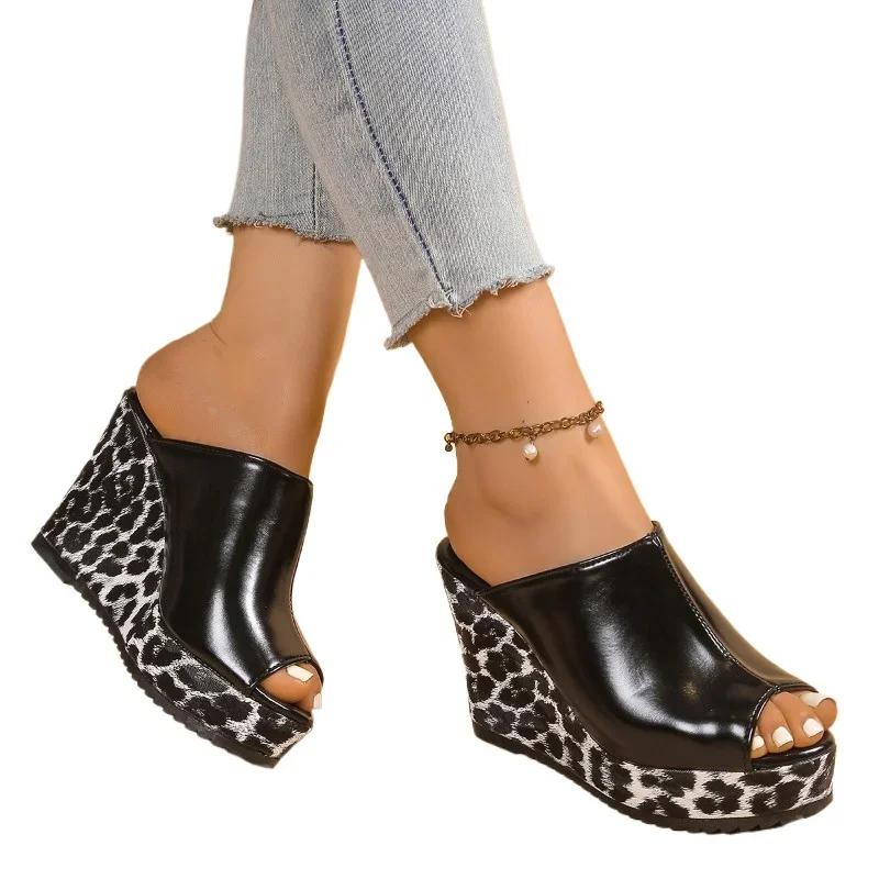 Damenschuhe 2025, heißer Verkauf, offene Zehen, Outdoor-Damenhausschuhe, lässige Plateau-Hausschuhe, Damen, runde Zehen, superhohe Sandalen mit Keilabsatz