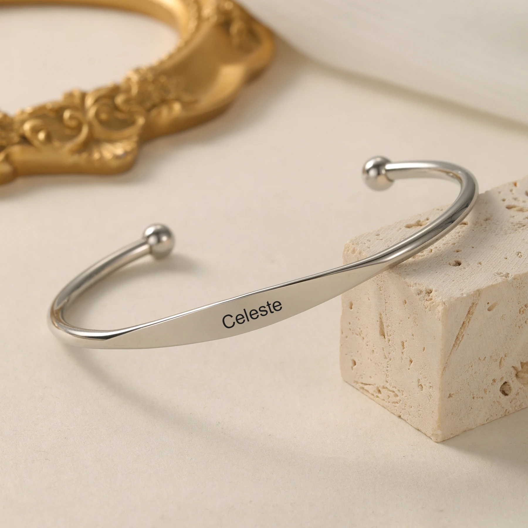 اسم مخصص الكفة سوار مفتوح الإسورة محفورة شخصية 18K مطلية بالذهب الفولاذ المقاوم للصدأ هيبوالرجينيك مجوهرات هدية لها