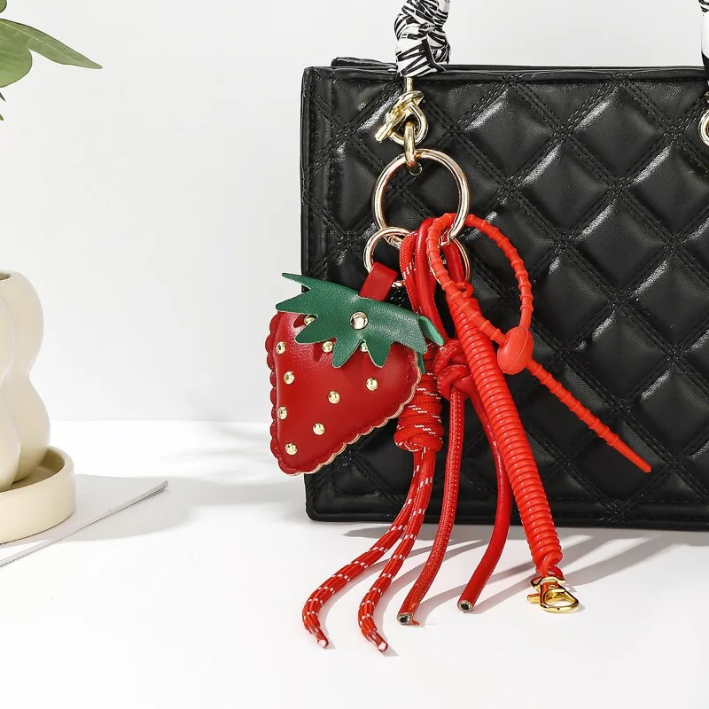 

Fashion Style Cute Strawberry Keychain Cute Style Leather Braided Rope Heart Phone Chain Bag Highend Pendant Luxurys Designer
