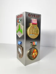 Estante de exhibición de medallas, soporte para premios de 4 medallas, soporte para trofeos de metal duradero, decoración para el hogar/oficina, calidad superior, el mejor regalo para ganadores