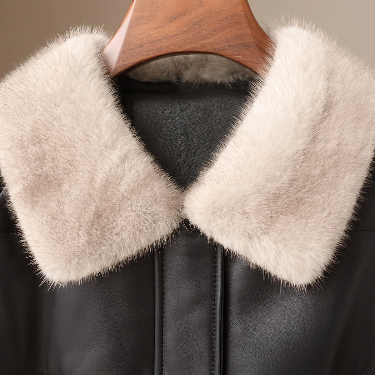 سترة جلدية متوسطة الطول من جلد الغنم PU أصلية لعام 2025 لفصل الربيع بياقة من فرو المنك معطف أوزة للنساء #5