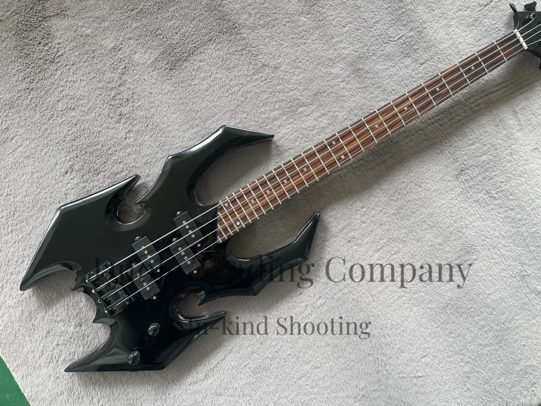 

Classic 4 string bass, black spider bass, maple neck Set in solid wood body, fixed bridge, factory custom