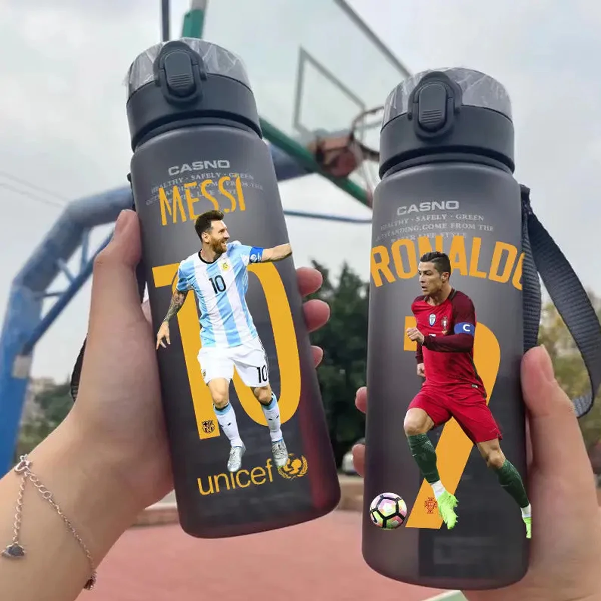 560Ml Waterbeker Ronaldo Messi Mbappe Neymar Voetbalster Buitensport Grote Capaciteit Waterbeker Draagbare Plastic Gift Groothandel