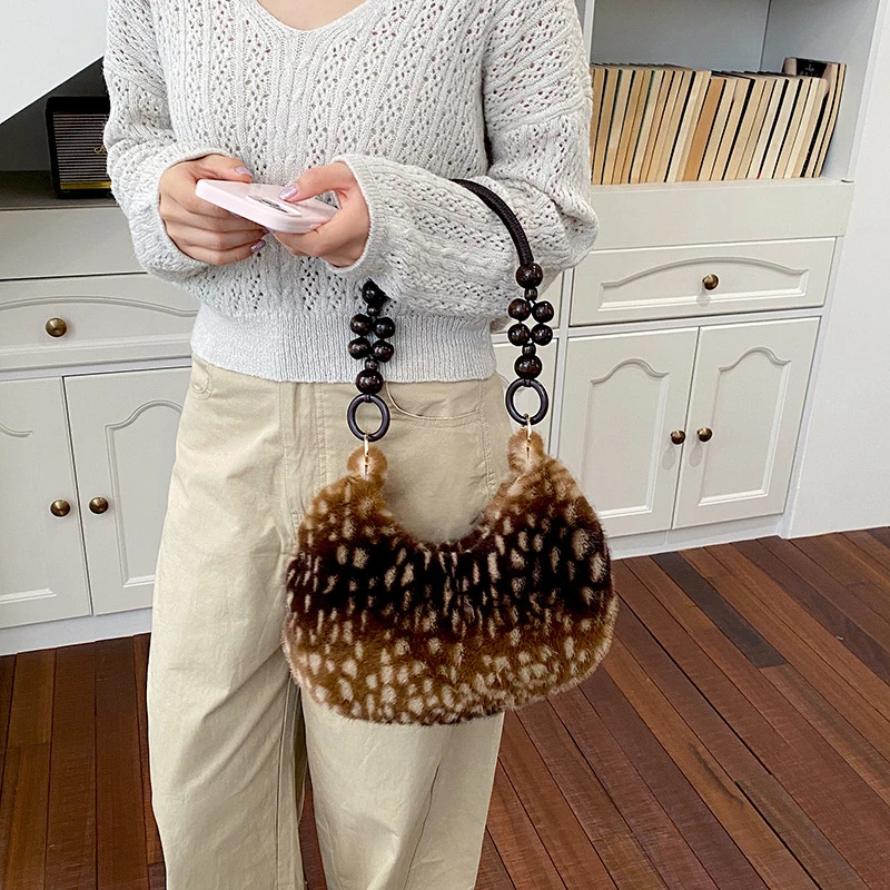 Kunstfell-Unterarmtasche für Damen mit Hirschfleckenmuster, flauschige Plüsch-Schultertasche mit Holzperlengriff-Design, Vintage-Handtasche ﻿ – Detail 10