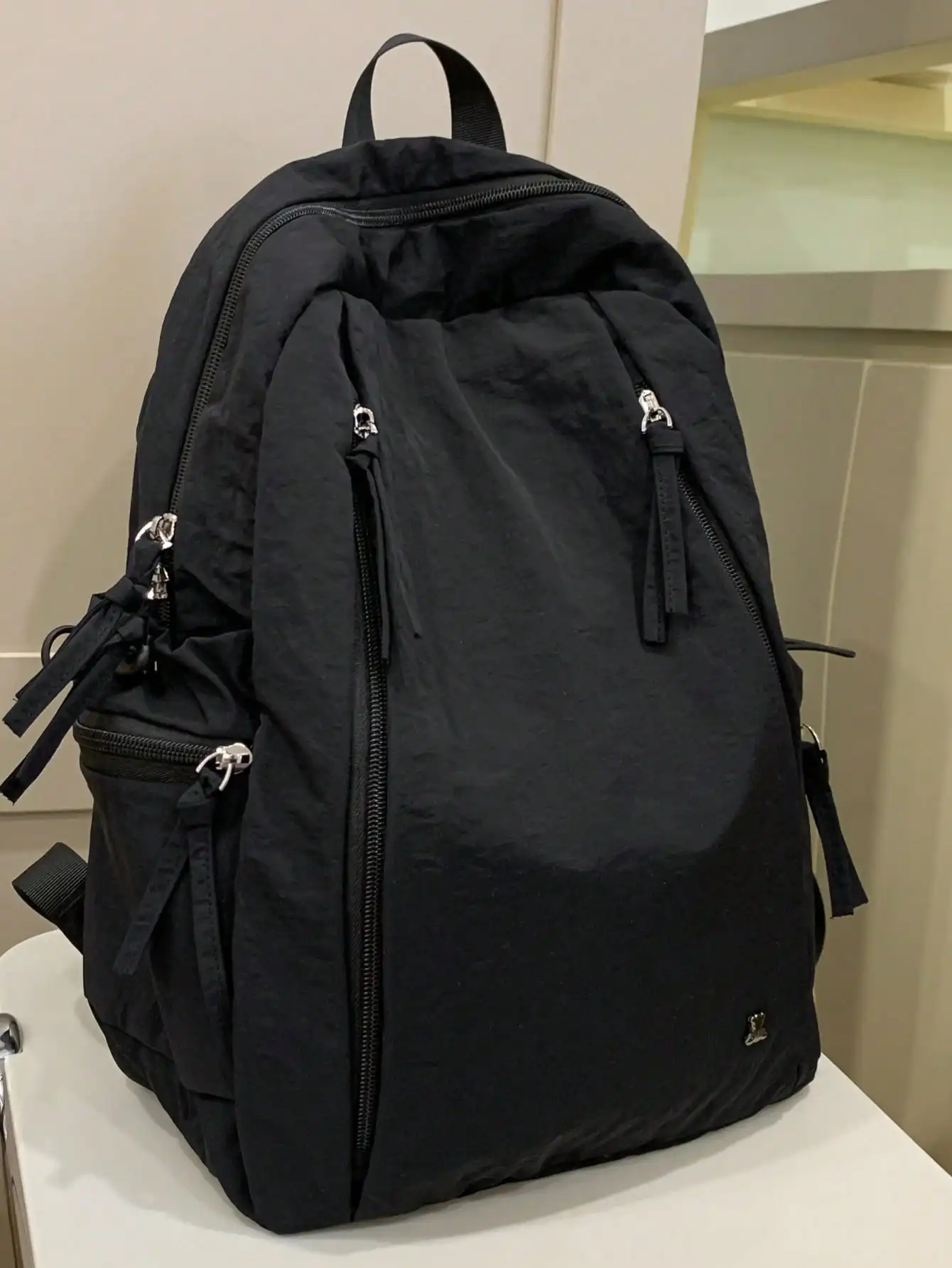This Is A Solid Color Backpack Design That Can Be Worn On Both Shoulders, As A Shoulder Bag, Or Carried By Hand. The Backpack Is Not Just A Simple Item, But Can Also Showcase Your Lifestyle And Attitude sg25062450609606220