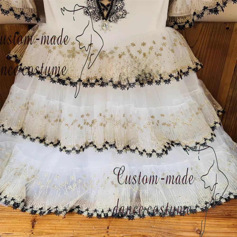 Don Quijote Ballettrock mit spanischem Charakter, bestehend aus weiß-schwarzgoldenem dreilagigem Rüschensaum und großem fließendem Lon