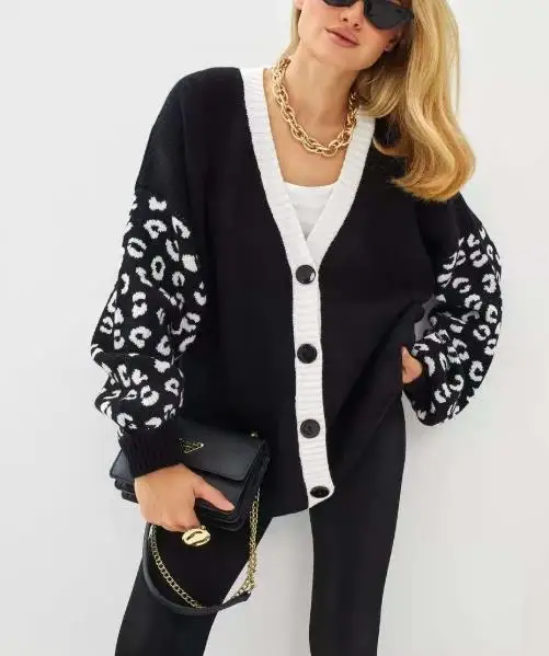 Kardigan damski dzianinowy o luźnym kroju, z żakardowym wzorem w panterkę, dekoltem w serek, średniej długości, idealny do pracy, kolekcja Jesień 2025.
