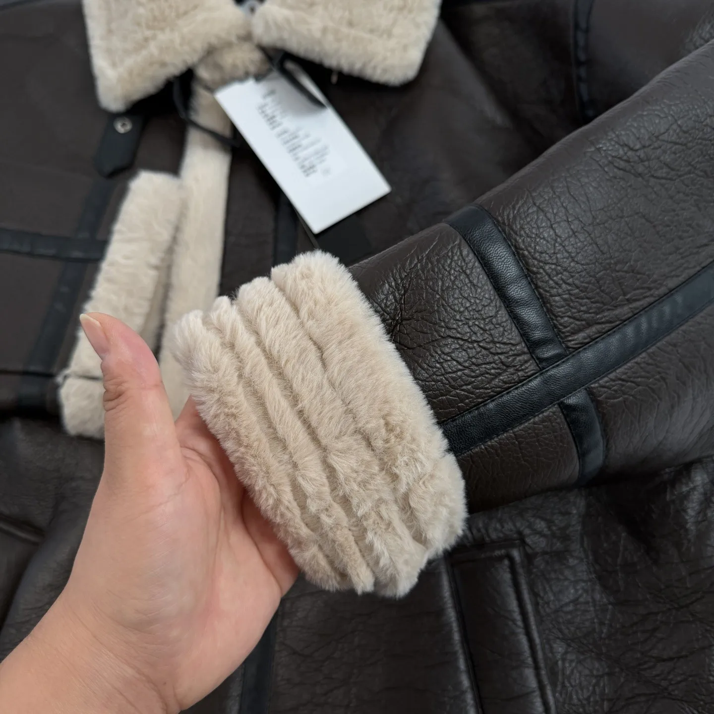 

Мужская зимняя утепленная куртка из овечьего вельвета свободного кроя с меховым воротником и кожаными вставками, теплая, молодежная, модная, для повседневной носки