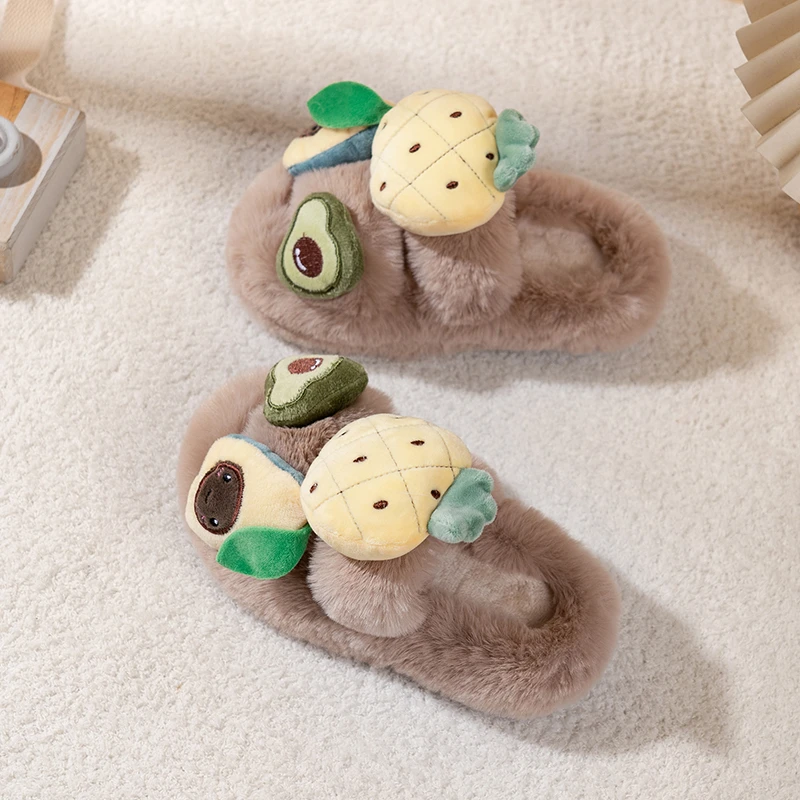 

2025 г., новая зимняя детская обувь, милые фруктовые украшения, розовые плюшевые хлопковые туфли на плоском каблуке, противоскользящая домашняя однолинейная обувь