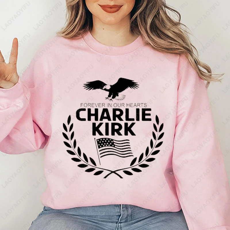 Charlie Kirk Memorial Corona de águila patriótica “Forever in Our Hearts" Sudadera con capucha Conservador Homenaje Justicia Hombres Mujeres Sudadera