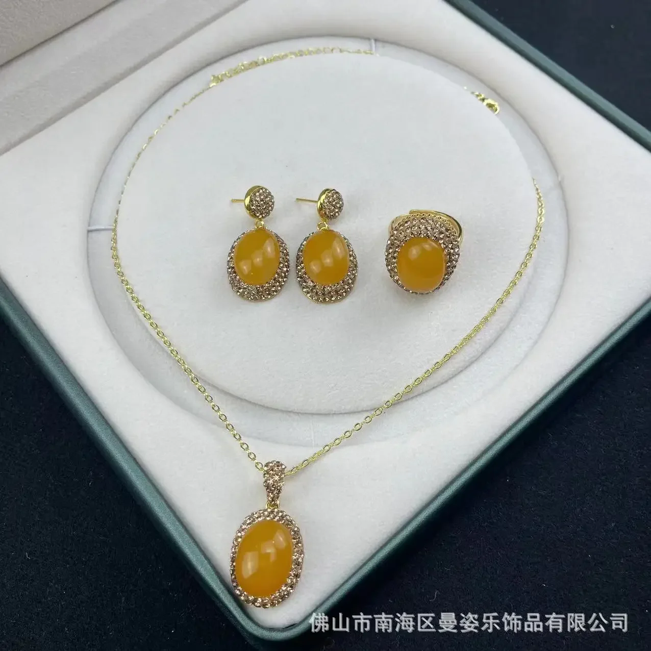 Beeswax clay inlaid exquisite three-piece set of live broadcast jewelry hot-selling Chinese design personalized jewelry manufact