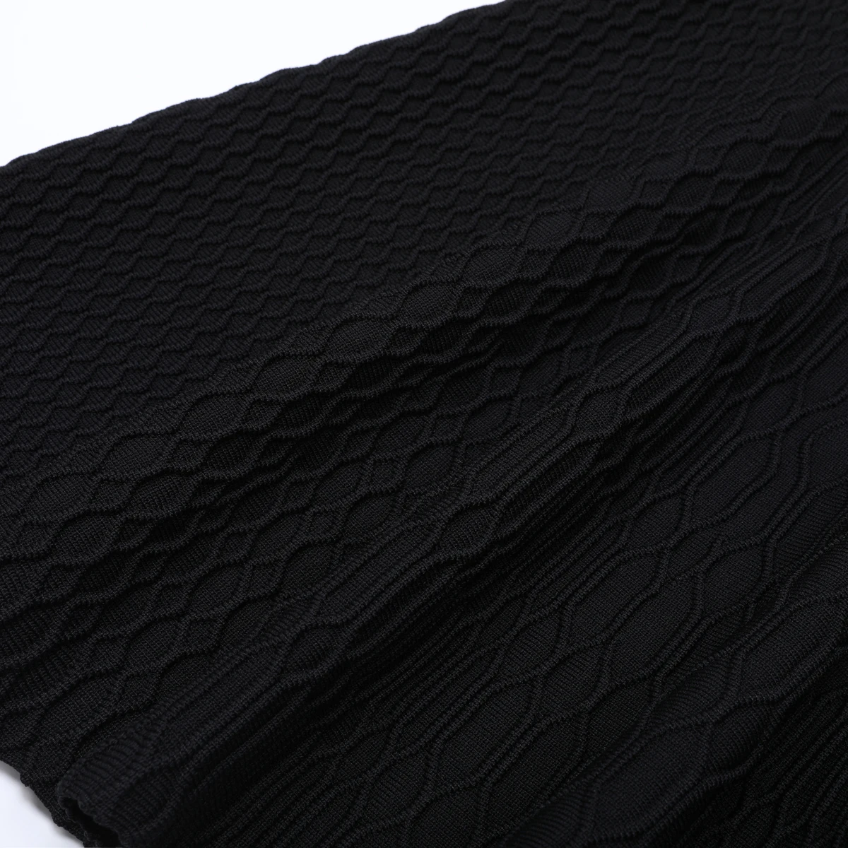 Wysokiej jakości letnia, modna sukienka dzianinowa z krótkim rękawem, okrągłym dekoltem, dopasowana, z paskiem na ramię, idealna do pracy.