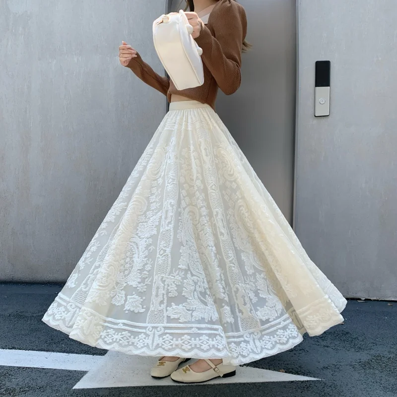 Saia Midi A-Line de Tule Branco Bordada em Veludo Ele, Saia de Camada Base Feminina, Ci Walk PVC Poliéster...