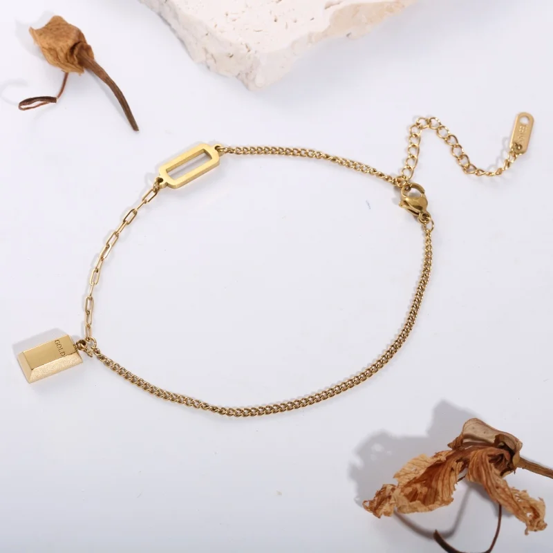 1 Piece Stainless Steel Bracelet with 18K Gold Plating, Geometric Rectangular Hollow Pendant, Adjustable Wrist Accessory, Suitable for Women's Minimalist High-End Luxury Outfits, Matching with Solid Color T-Shirts, Low-Key and Sophisticated Neck Jewelry, Simple Gift Accessory for Professional Women, Suitable for Commuting, Shopping, Short Trips, and Various Occasions