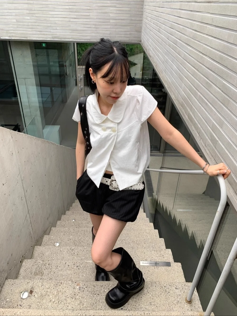 레트로 인형 칼라 반소매 셔츠 독특한 SEI 일본 소녀 스타일 네 개의 버튼 캐주얼 탑 통기성 피부 친화적인 여름 패션