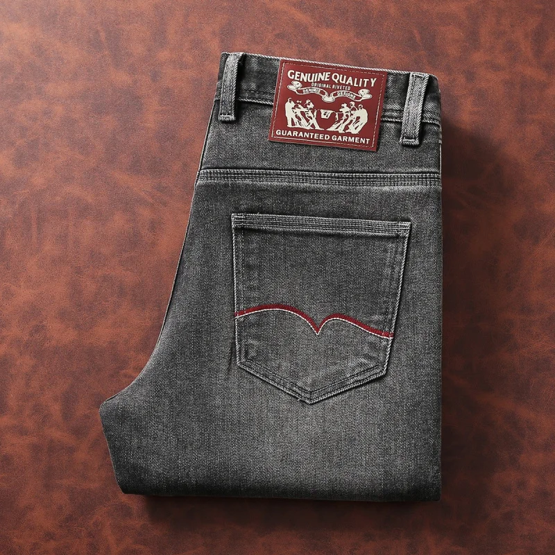 Jeans da uomo di fascia alta con gamba dritta piccola e vestibilità slim, tendenza della moda autunnale 2025, pantaloni in denim casual di lusso retrò leggeri