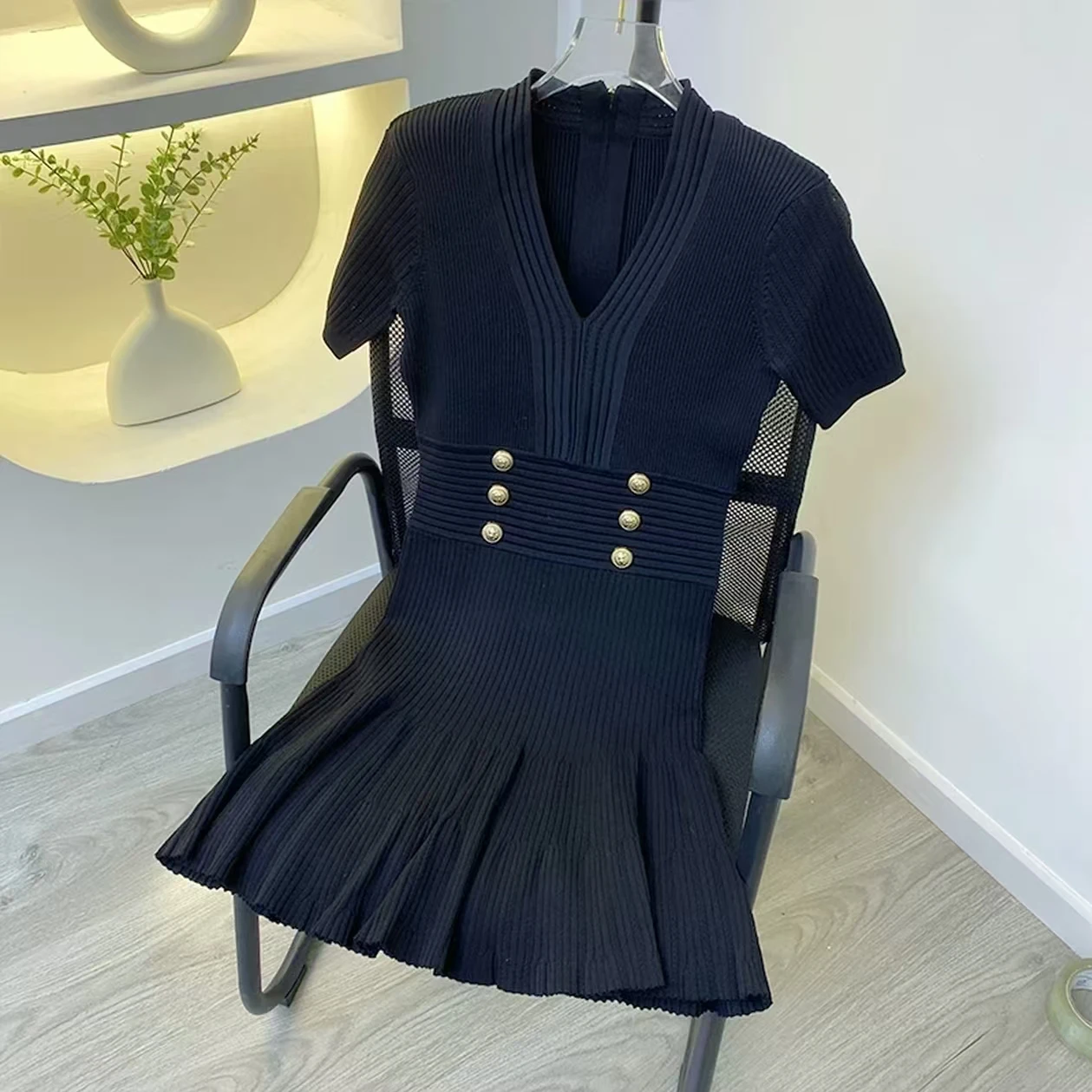 

Spring And Summer New Fashionable Temperament Commuting High-Quality Knitted Button V-Neck Slim Fit Women's Short Sleeved Dress