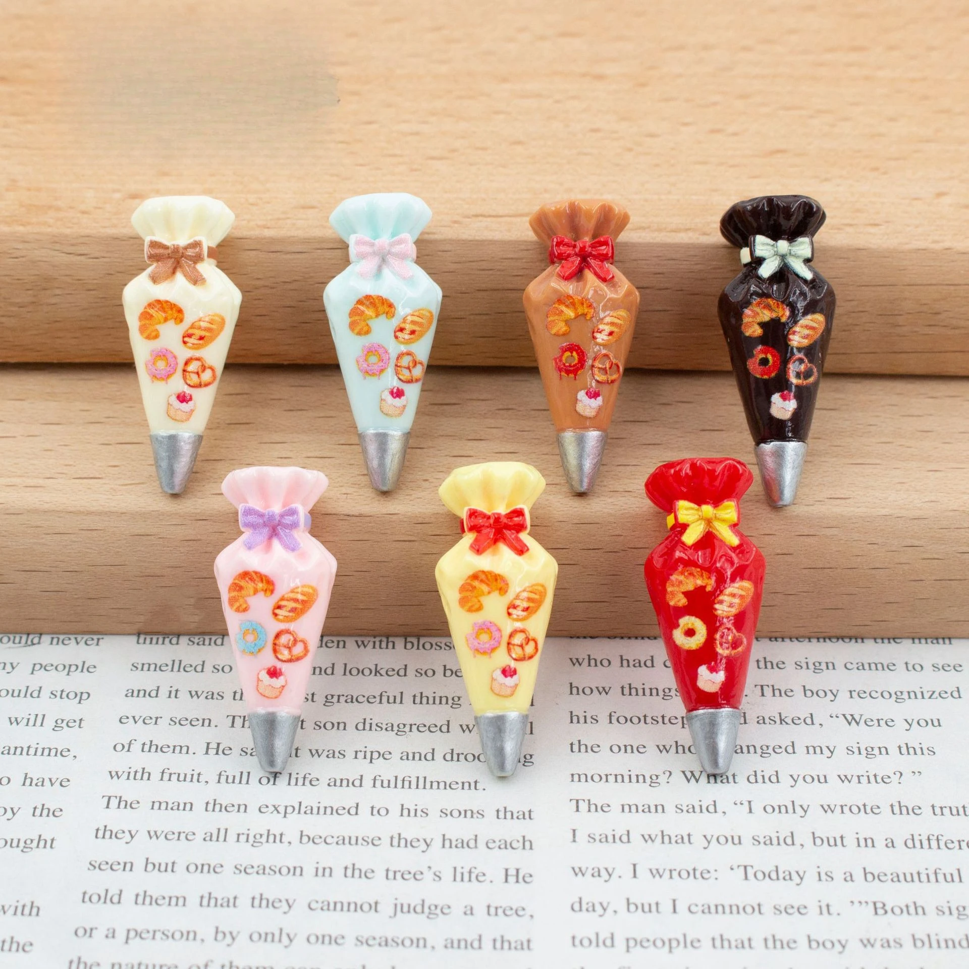 100pcs Kawaii Simulation Mini Cream piping Bag 3D Resin Charm DIY Accessories for Keychain Pendant Wholesale Dollhouse Decor