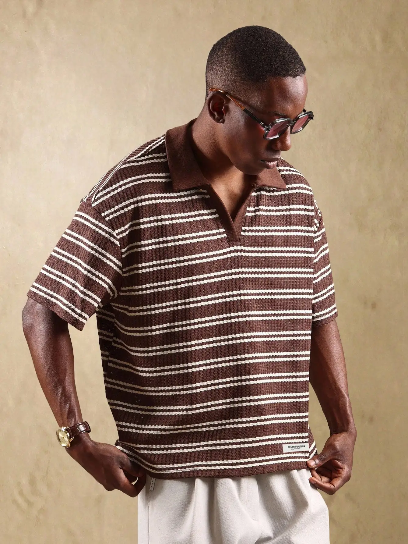 

Коричнево-кремовый полосатый фактурный трикотажный топ-поло - стандартный крой, повседневная летняя одежда