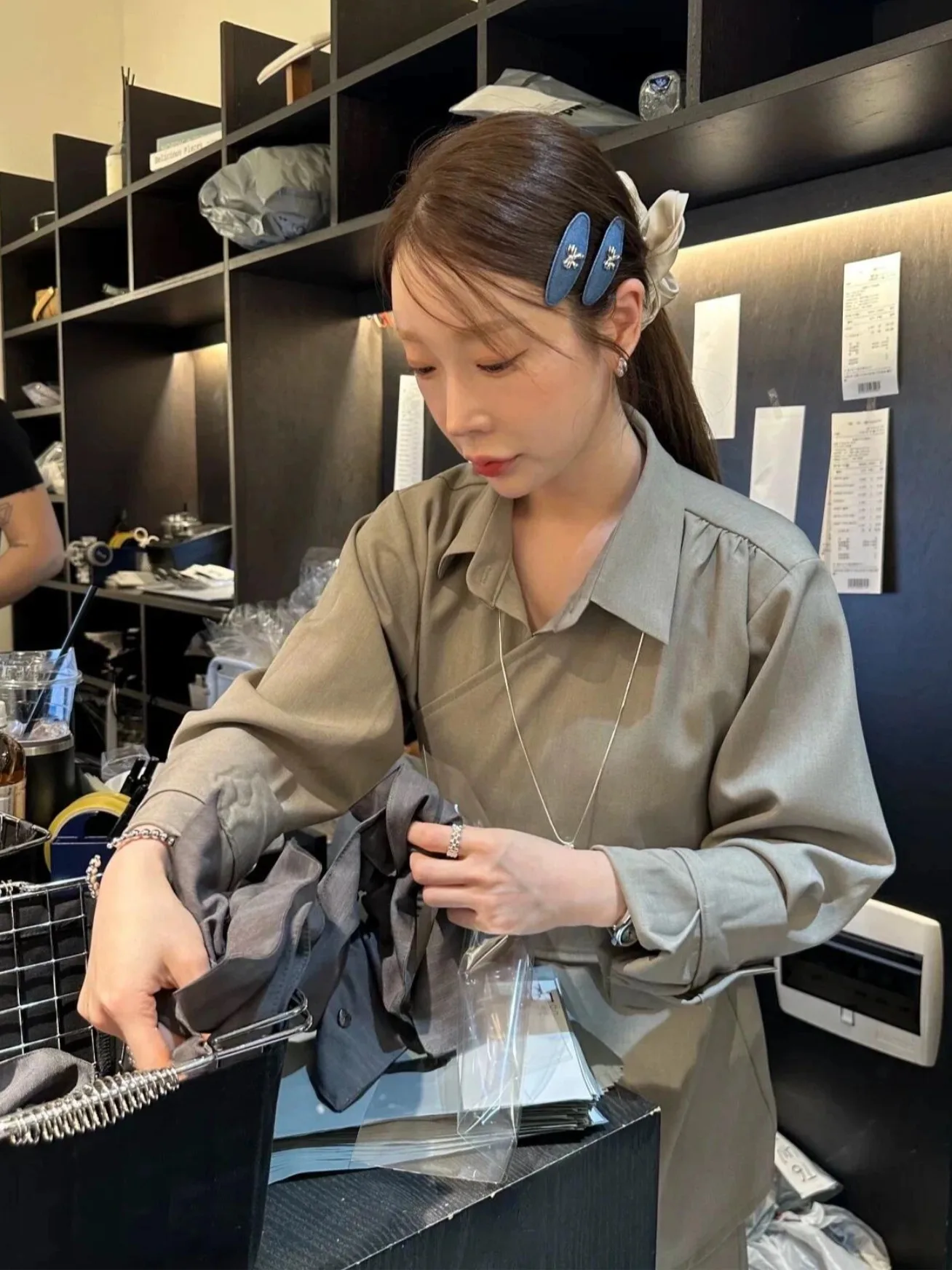 

Модная универсальная рубашка с имитацией двухслойности, шикарный дизайн, корейский стиль, женская внутренняя одежда, подходящая для различных случаев.