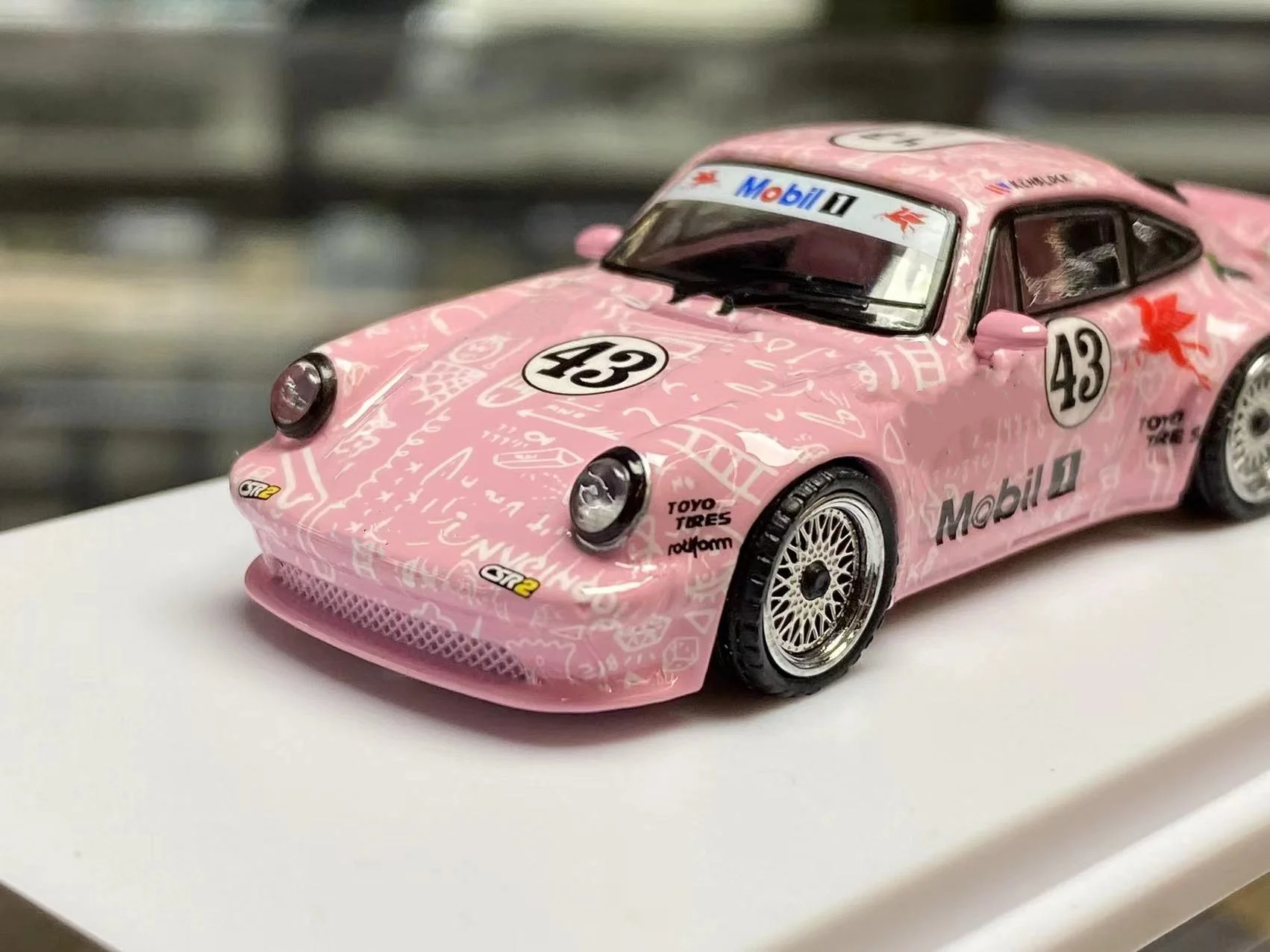 

DCM 1:64 Singer 930 Turbo Study Block 43 Розовый цвет Литье под давлением в коллекции 2024 Подарочная масштабная модель автомобиля