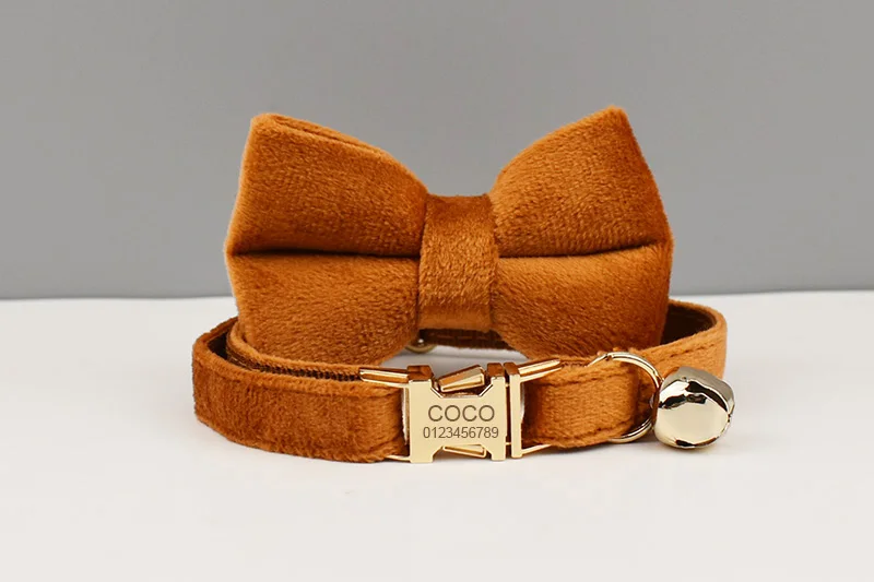 Personalisiertes Samt-Katzenhalsband Luxus-Katzenhalsband im INS-Stil Samt-Katzenhalsband mit Namensschild, Glöckchen und Fliege – Detail 2