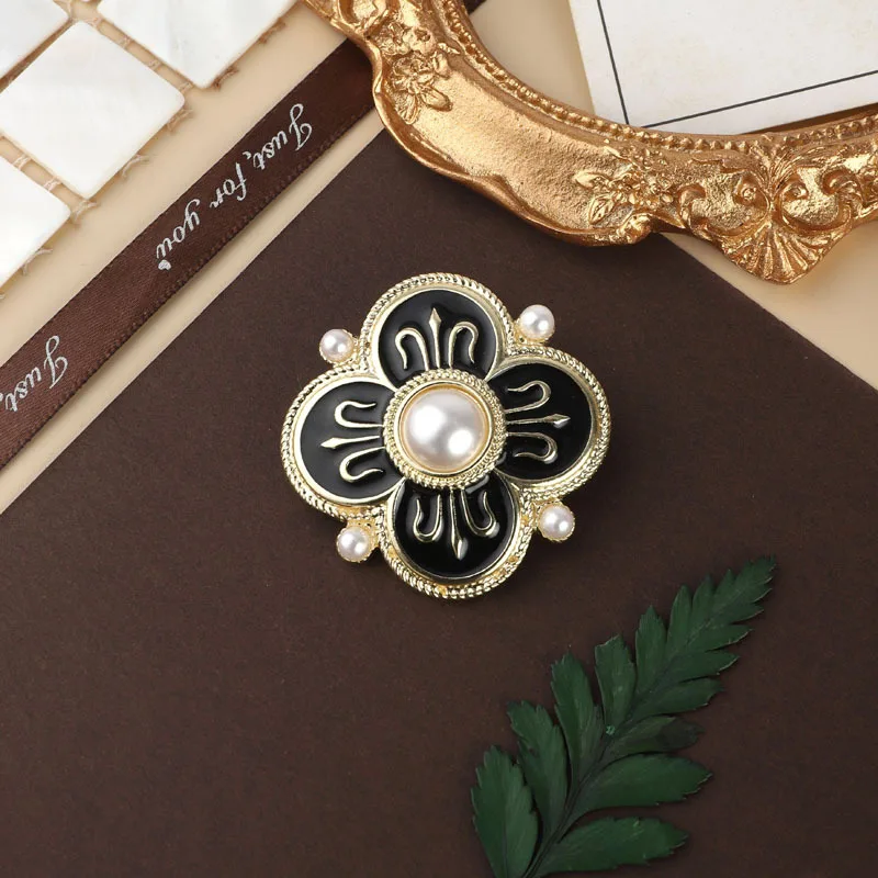 Vintage Baroque Classic Pearl Luxury Brooches For Woman Men Fashion Enamel Round Badges Palace Retro Cloting Coat Accessories
